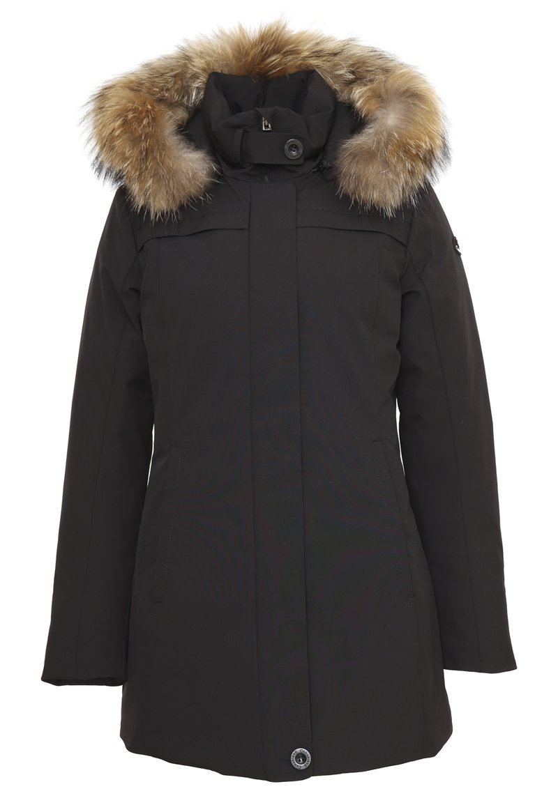 Parka nera con cappuccio foderato in pelliccia. Presenta una chiusura frontale a bottoni, tasche laterali e un tessuto liscio e strutturato.