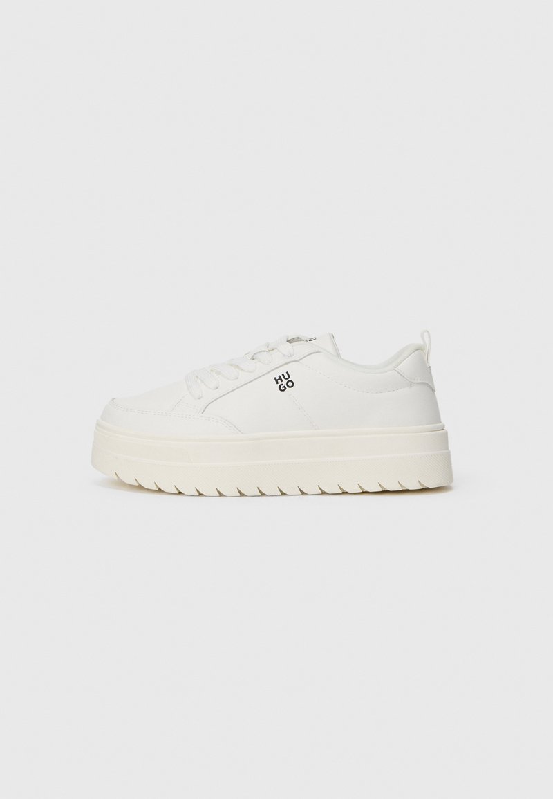 Witte leren sneakers met een gestructureerde plateauzool, uitgerust met een zwart logo aan de zijkant en een vetersluiting voor aanpasbare pasvorm.