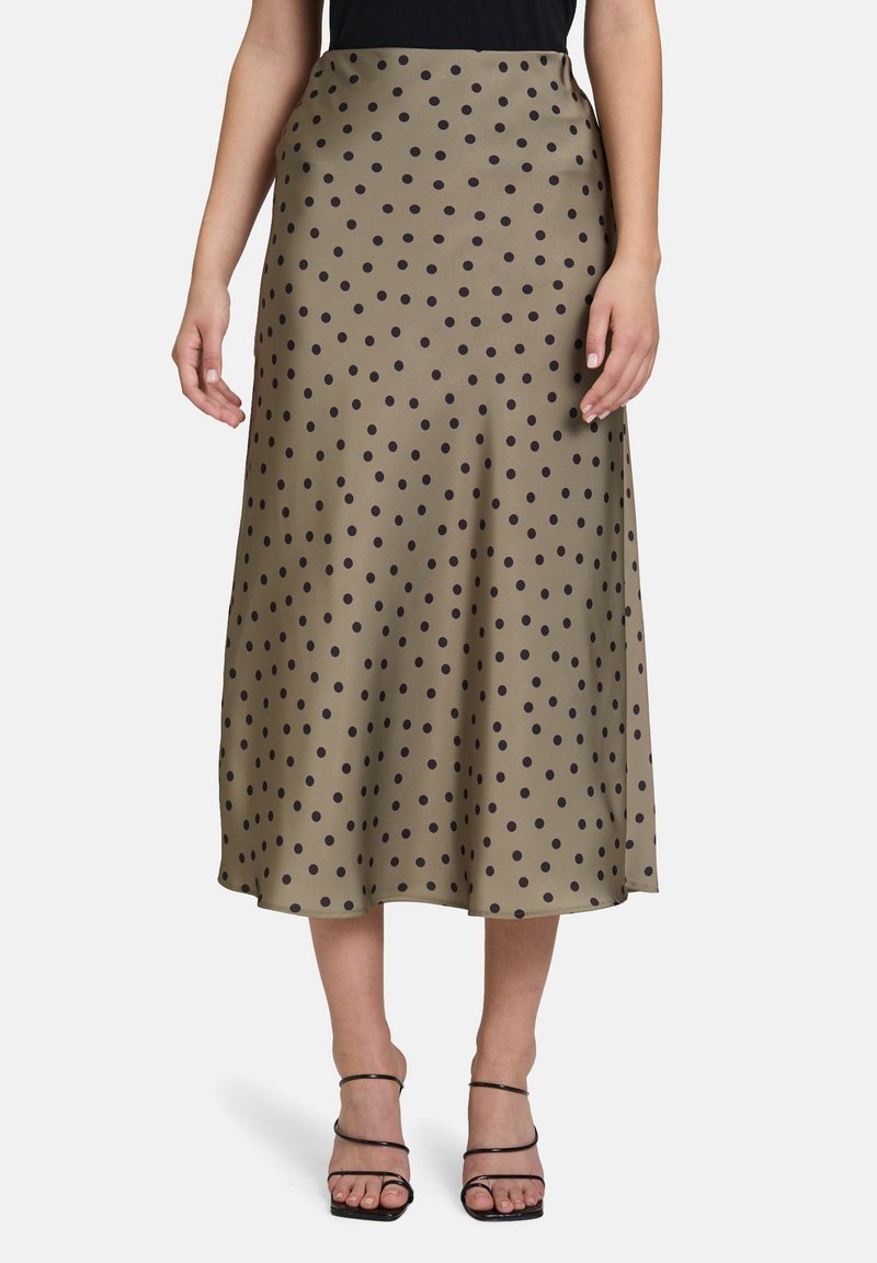 Jupe midi en satin vert olive avec des pois noirs. Présente une silhouette fluide et une texture lisse, avec une taille ajustée.