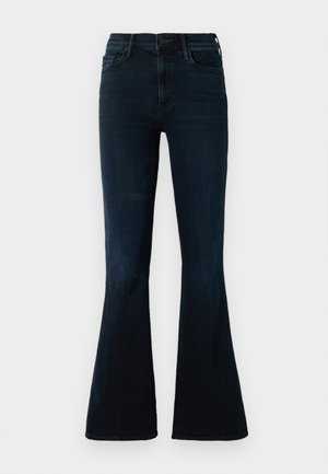 Jean évasé bleu foncé en denim, avec une taille haute, des poches standard et un léger dégradé sur le tissu.