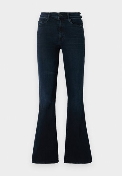 Jeans azul escuro flare feitos de denim, com uma cintura alta, bolsos standard e um desbotado subtil no tecido.