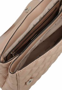 Gepolsterte Handtasche aus pinkem Kunstleder mit mehreren Fächern, silberner Hardware und einem gefütterten Innenraum mit Logo-Print.