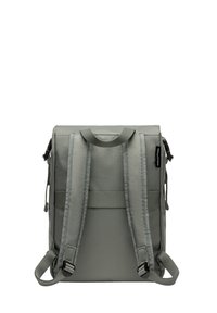 Sac à dos en tissu vert avec des bretelles rembourrées, une poignée supérieure et des boucles latérales ajustables. Présente une forme rectangulaire et une surface texturée.