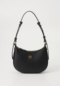 Černá kožená kabelka přes rameno s oblými tvary, zlatavými kovovými doplňky, zipem na zavírání a nastavitelným popruhem. Na přední straně je logo.