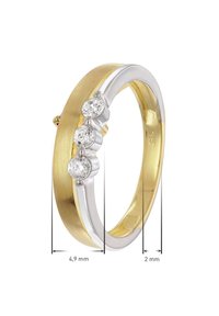 Gold- und Silberring mit drei runden klaren Steinen, einem flachen goldenen Band und polierten silbernen Akzenten. Breite von 4,9 mm, Dicke 2 mm.