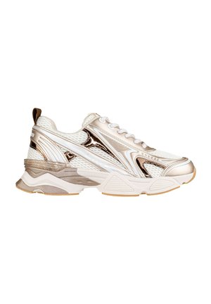 Sneakers sportivi bianchi e oro metallizzato, con tomaia in mesh, dettagli testurizzati, suola spessa e design con stringhe.