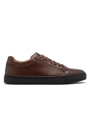 - Sneakersy niskie