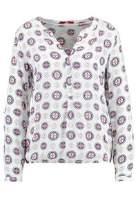 Långärmad blus i lätt tyg, med vit botten och blommönster i rosa, marinblått och krämfärg, med en delvis knäppning.