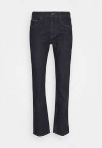 Jeans de mezclilla azul oscuro con un diseño de pierna recta, que cuentan con un clásico diseño de cinco bolsillos, costuras visibles y un cierre de botón.