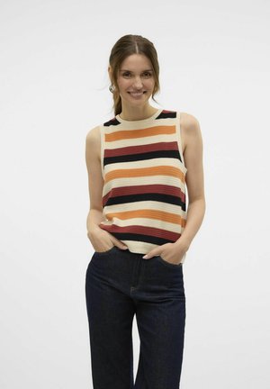 Débardeur en tricot sans manches avec des rayures orange, noires et crème ; tissu texturé, col rond, coupe décontractée, associé à un jeans en denim foncé.