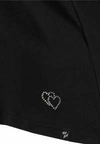 Černé bavlněné tričko s motivem dvou srdcí z kamínků na přední straně. Měkká textura s běžným střihem. Na lemu je viditelná značka značky.