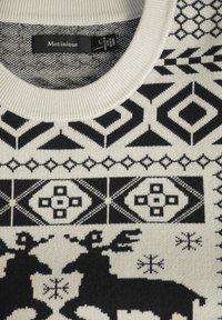 Pull gris clair avec des motifs géométriques noirs, incluant des motifs de rennes et des flocons de neige. Col côtelé et tissu texturé.