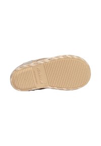 Suela de zapato marrón con textura estriada y acento de yute trenzado. Presenta el nombre de la marca "Michu" y el tamaño "23" grabados en la superficie.