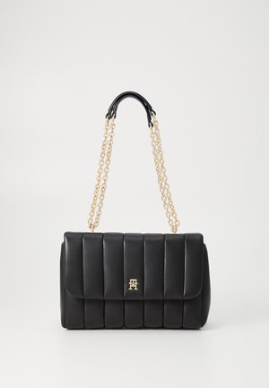 Borsa a tracolla nera trapuntata in pelle liscia, con una tracolla in catena dorata e un accento con logo sulla parte anteriore. Design con pattina chiusa.