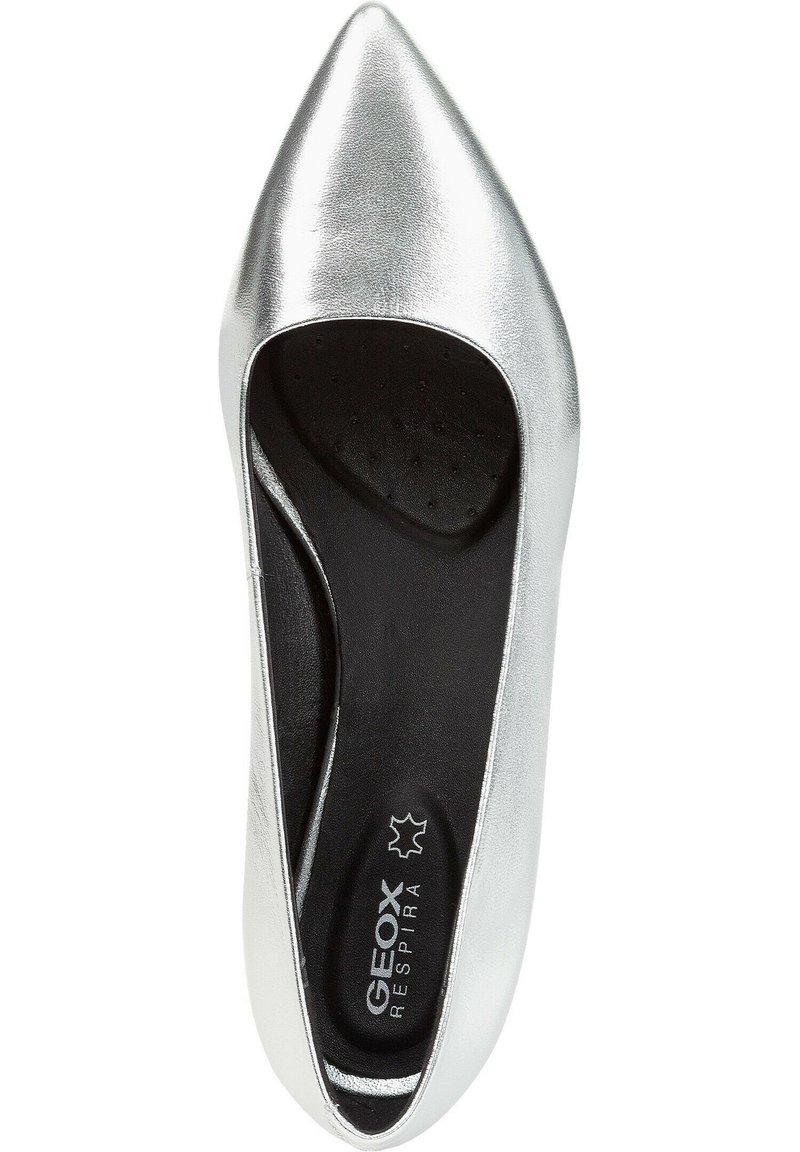 Metallisch silberner flacher Schuh mit spitz zulaufender Zehenpartie, glatter Oberfläche und schwarzem strukturiertem Fußbett. Mit Geox-Branding.