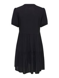 Sort kortærmet lagdelt kjole med løs pasform og rynkede sømme langs nederdelen, vist bagfra.