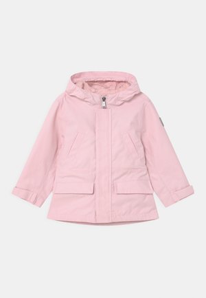 Giacca con cappuccio rosa chiaro con cerniera frontale, due tasche oblique sul petto e due tasche con patta in vita, progettata per bambini.