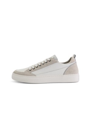 Witte en beige sneaker met een gestructureerde suede en glad leren bovenwerk, ronde neus, vetersluiting en een dikke witte rubberen zool.