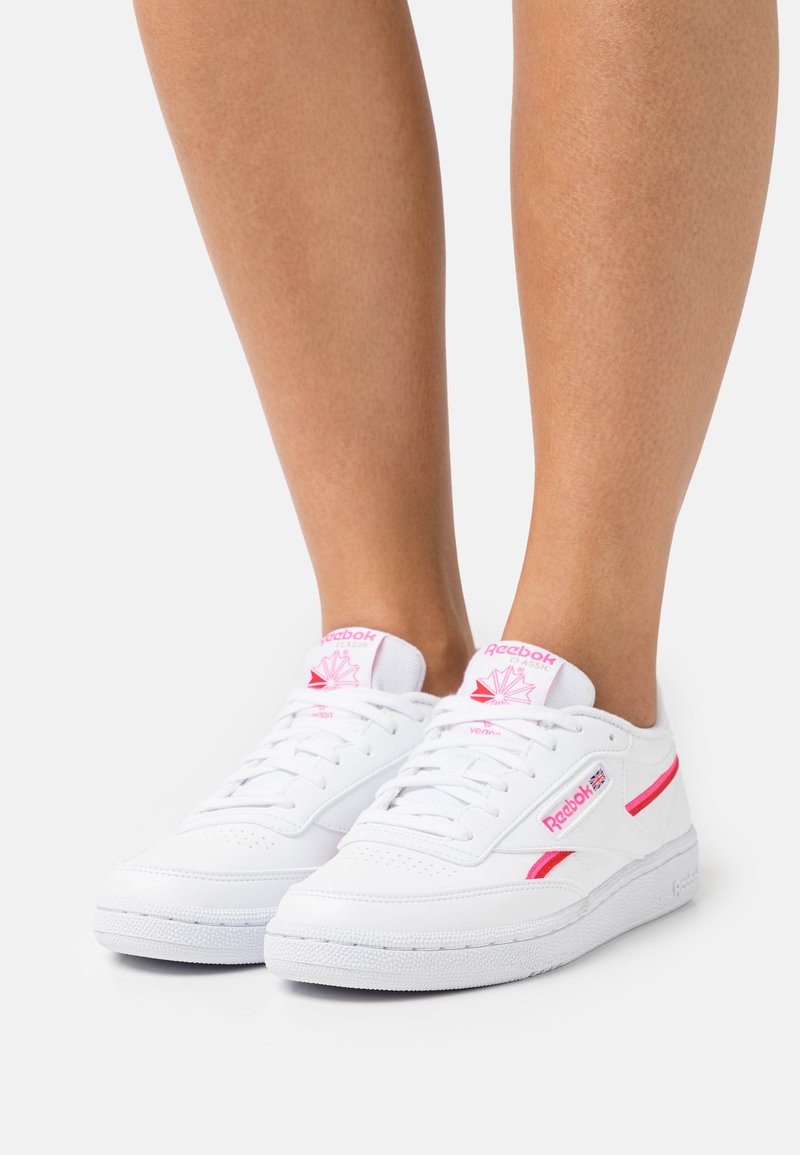 Damen Sneaker low | Reebok Classic CLUB C 85 VEGAN Sneaker low footwear white/atomic pink/vector red/weiß - UV82840 Damen Sneaker low | Reebok Classic CLUB C 85 VEGAN Sneaker low footwear white/atomic pink/vector red/weiß - UV82840
