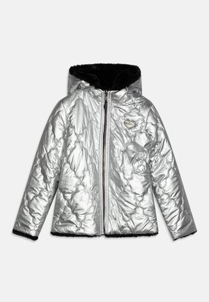 Sølvfarvet quiltet hættetrøje med sort blødt for, fuld frontlynlås og lille hjerteformet Guess-logo på brystet.