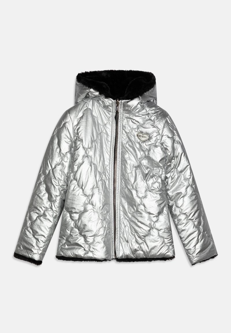 Veste matelassée argentée à capuche avec doublure en peluche noire, fermeture éclair intégrale à l'avant et petit logo Guess en forme de cœur sur la poitrine.