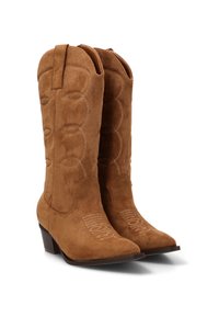 Botas de vaquero de ante marrón con puntera afilada, tacón corto y apilado, y costuras decorativas a lo largo del tubo. Superficie texturizada y lengüetas en los laterales.