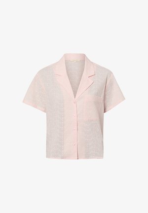 Blouse rose clair à manches courtes avec motif floral en œillets, col cranté et poche sur la poitrine gauche.
