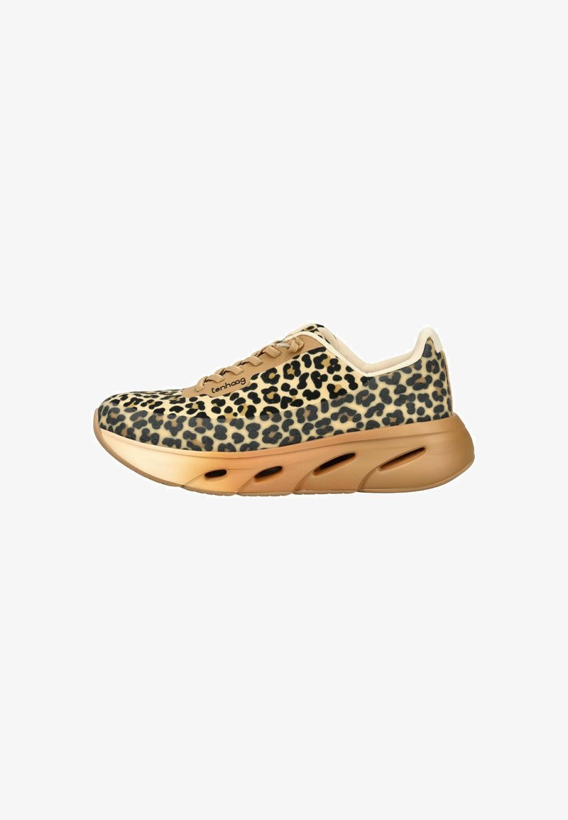 Sneakers w nadrukiem w panterkę, z beżową podeszwą i wiązanym zapięciem, wyposażone w otwory wentylacyjne oraz wyściełany kołnierz dla komfortu i wsparcia.