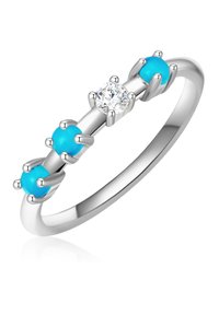 Sidabro žiedas, kuriame yra centrinis skaidrus deimantas, šonuose su dviem turkio akmenimis, su šlifuotu, poliruotu žiedu ir skiltelėmis.