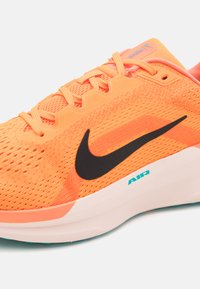Nike Performance AIR WINFLO 11 - Utcai futócipők - bright mandarin/hyper crimson/dusty cactus/light wild mango/guava ice