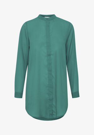 Ilgi piedurkņu krekls teāla zaļā krāsā, izgatavots no gludas auduma, ar mandarin stila apkakli, pogu aizdari un apaļu apakšējo malu.