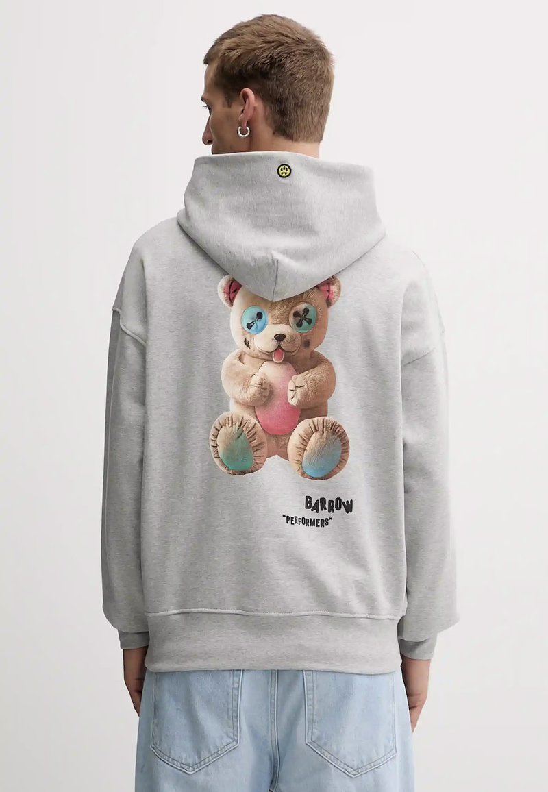 Felpa grigia con cappuccio oversize, presenta una grande grafica colorata di un orsacchiotto sul retro con il testo "BARROW 'PERFORMERS'."