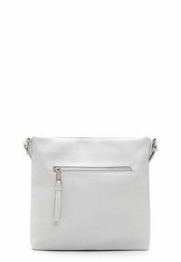 Borsa a tracolla in pelle bianca con un design piatto. Presenta una tasca frontale con zip, una texture liscia e dettagli in metallo dorato.