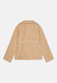 Beige jakke med krage, lange ermer og belte i livet. Har bakstykke og sømdetaljer. Glatt tekstur, uformelt design.