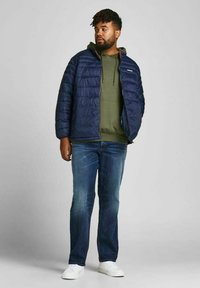 Jack & Jones JJEBASIC HOOD - Džemperis ar kapuci - forest night