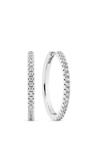 Silvriga hoopörhängen med en rad av glittrande klara stenar längs den yttre kanten, med en slät, blank yta och en smal profil.