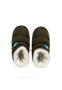 Zapatillas de tela verdes con un diseño acolchado, forro de piel sintética blanca y suela de goma negra. Presenta una etiqueta de logo azul en el lateral.