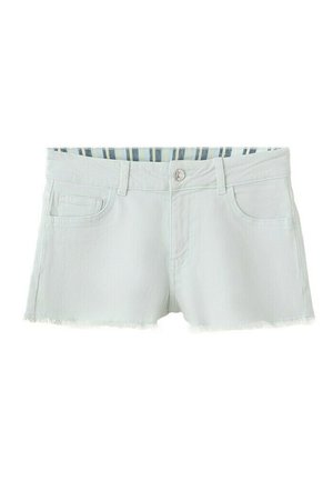 Biele džínsové šortky s ošúchanými lemami, zapínaním na predné gombíky a zips, pútkami na opasok a prúžkovaným vnútorným lemom v páse.