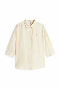 Lichtgele button-up overhemd met een klassieke kraag, driekwartmouwen en een klein logo op de linkerborst. Zacht, gestructureerd materiaal.