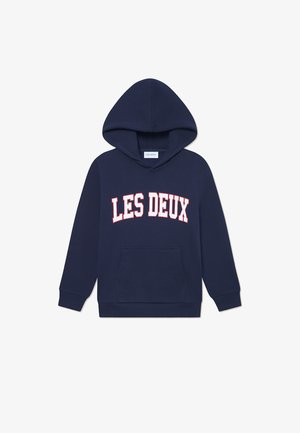 Tamsiai mėlynas gobtuvėlis su priekiu kišene, kuriame yra baltu ir raudonu tekstu "LES DEUX". Pagamintas iš minkštos medžiagos su gulto rankovėmis.