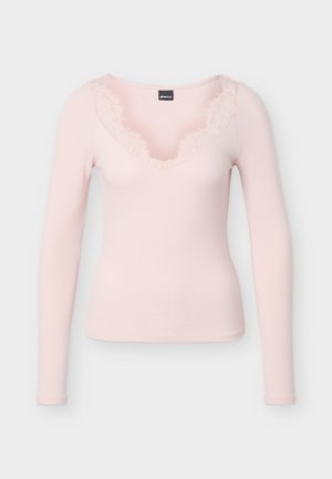 Hellrosa geripptes Langarmshirt mit V-Ausschnitt und zartem Spitzenbesatz am Kragen.