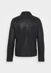 Giacca nera in pelle con colletto, maniche lunghe e design aderente. Presenta una texture liscia e nessuna chiusura o decorazione visibile.