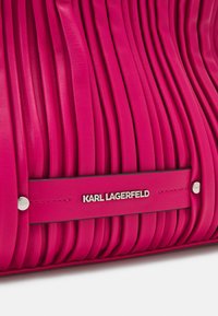 KARL LAGERFELD K/KUSHION FOLDED TOTE - Borsa a mano - persian red