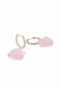 Guldörhängen i ringform med rosa hjärtformade pärlor som har en texturerad yta och en liten pärlprydnad, dekorerade med klara rhinestones.