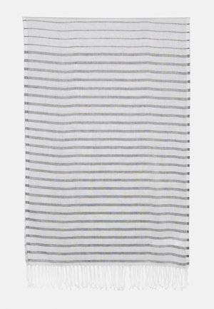 Witte textiel met afwisselende grijs en beige strepen. Heeft franjeranden. Zacht, lichtgewicht materiaal met een gladde textuur.