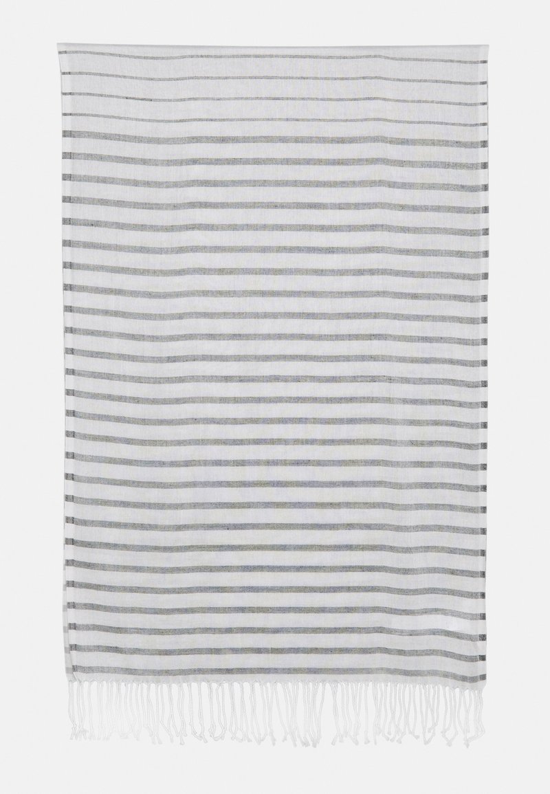 Hvit tekstil med vekslende grå og beige striper. Har frynsete kanter. Mykt, lett materiale med en glatt tekstur.