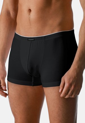 Schwarze Boxer-Shorts aus einem weichen Stoff, mit einem elastischen Bund und einem Etikett. Das Design umfasst eine konturierte Tasche und eng anliegende Beinöffnungen.