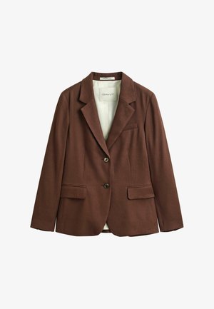 Brauner maßgeschneiderter Blazer mit Kerbkragen, zwei Knöpfen, Klappentaschen und weißem Innenfutter, präsentiert vor weißem Hintergrund.