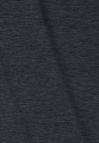 Donkergrijze stof met een gestructureerd, subtiel geribd oppervlak. Materiaal lijkt zacht en lichtgewicht, geschikt voor casual kleding of laagjes.