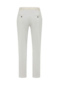 Pantalons gris clair en tissu brillant, dotés d'une coupe ajustée, de deux poches arrière avec boutons et d'une taille lisse.